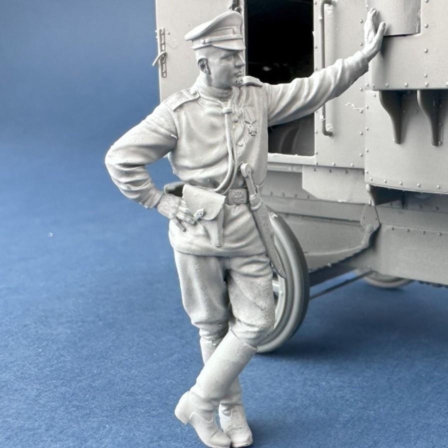 1/35 Russian Armoured Car Officer Online